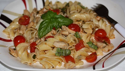 Penne s rajčaty a bazalkou