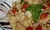 Penne s rajčaty a bazalkou