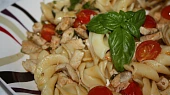 Penne s rajčaty a bazalkou