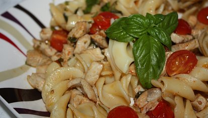Penne s rajčaty a bazalkou