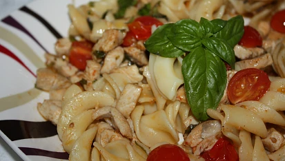 Penne s rajčaty a bazalkou