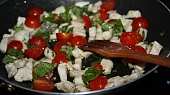 Penne s rajčaty a bazalkou, ...orestujeme na olivovém oleji...