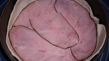 Pie ala "Ham and Eggs", vyložíme šunkou (já moravským masem)