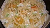 Pie ala "Ham and Eggs", zasypeme cibulkou či pórkem a částí sýra