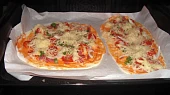 Pizza ze sušeného droždí, A jde se péct:-)