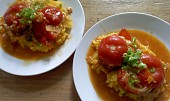 Plněná rajčata (bez masa) (receptem jsem se inspirovala a jako vždy jsem ho hodně pozměnila, jinak to asi neumím :) pod rajčaty je bramborová kaše dožluta přibarvená kurkumou)