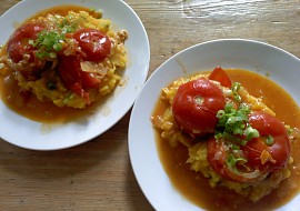 Plněná rajčata (bez masa) (receptem jsem se inspirovala a jako vždy jsem ho hodně pozměnila, jinak to asi neumím :) pod rajčaty je bramborová kaše dožluta přibarvená kurkumou)