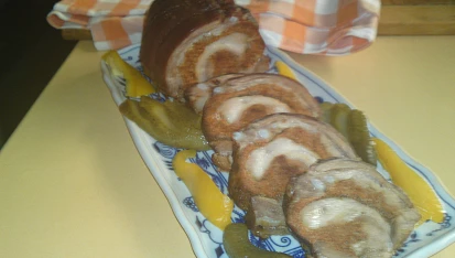 Pomalu pečená bůčková roláda s čabajkovou náplní