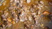 Pomalu pečená srnčí pochoutka, před přidáním marmelády a povidel