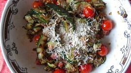 Salát z restované cukety s parmezánem