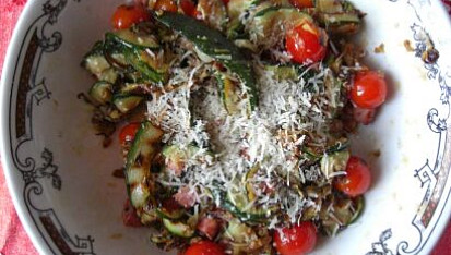 Salát z restované cukety s parmezánem