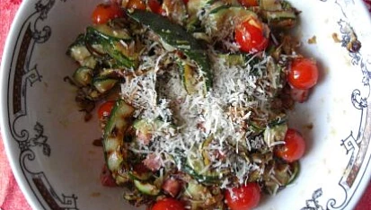 Salát z restované cukety s parmezánem