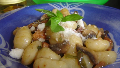 Sušené gnocchi s kuřecím masem a žampióny