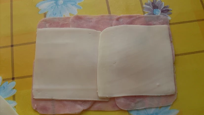 Sýrová roláda s hroznovým vínem