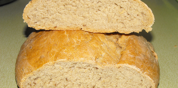 Úplně obyčejný chléb (po rozkrojení )