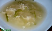 Uzená polévka s krupicí a vejcem (Místo naťové cibulky je pórek a je bez masa. )
