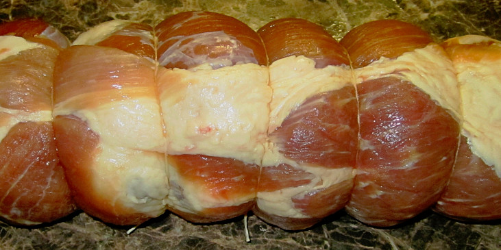 Vepřová roláda plněná kuřecí fáší