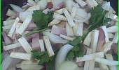 Vepřové na celeru a slanině, třetí vrstva-celer,slanina,cibule