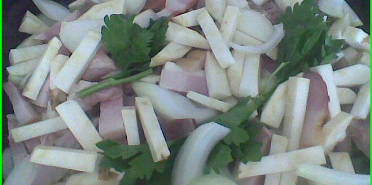 třetí vrstva-celer,slanina,cibule