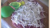 Vepřové roládky s rybízovou marmeládou a celerem (posypat nastrouhaným celerem,poprášit cukrem a zakapat limet,šťávou)