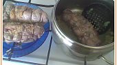Vepřové roládky s rybízovou marmeládou a celerem (každou roládku osmahnout na zesklovatělé ciubulce)