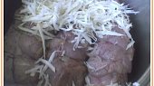 Vepřové roládky s rybízovou marmeládou a celerem (naskládat do papiňáku,přilít 3dl vody,přidat kostku masoxu,zasypat zbylým celerem,uzavřít a nechat syčet 30 minut)