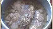 Vepřové roládky s rybízovou marmeládou a celerem (po uvaření roládky vytáhnout a uchovat v teple)