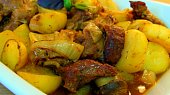 Voňavý pekáček se šťavnatou krkovičkou, doplněný bramborami, cibulí  a jablky, Voňavý pekáček .....
