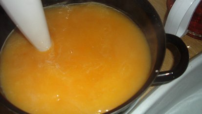 Zeleninová polévka z vepřové kosti s masovými kuličkami, Přeceděná a rozmixovaná polévka.