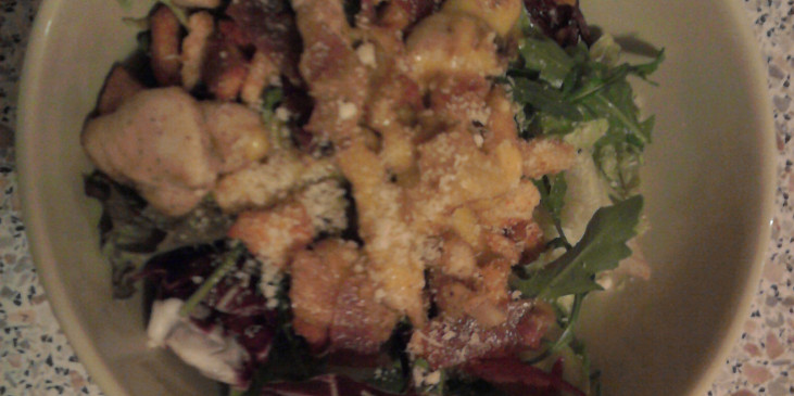 Caesar salát s kuřecím masem a parmskou šunkou