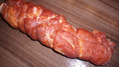 Česneková vepřová roláda s pórkem, uzeným sýrem a uzeninou