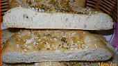 Česnekové chlebové placky, Děláno z 400 g hladké mouky+100 g žitné chlebové,ostatní dle receptu.Jsou méně vypečené.