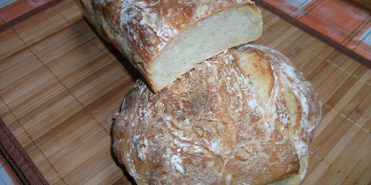 Chleba s křupavou kůrkou (po rozkrojení)