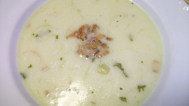 Cibulová polévka se smetanou a anglickou slaninou