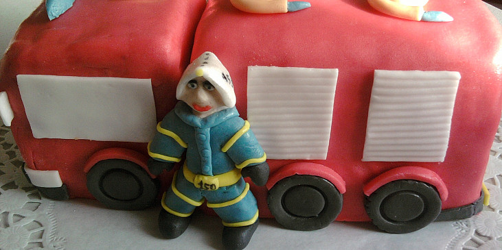 Dorty na přání (hasičcké autí(figurka byla první a je šílená))