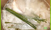 Dršťkovka s morkovou kostí a cibulkou., stonky libečku a celeru pro hezkou vůni při vaření