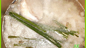 Dršťkovka s morkovou kostí a cibulkou., stonky libečku a celeru pro hezkou vůni při vaření