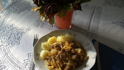 Dušené hlávkové zelí s vepřovým masem, je to opravdu mňamka