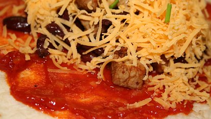 Enchilada s vepřovým masem a červenými fazolemi