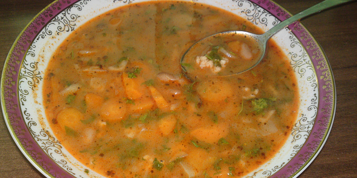 Fazolová polévka se zeleninou a strouháním