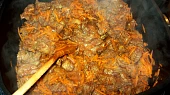 Hovězí pěti vůní s mrkví, podlejeme vodou a necháme dusit. . .