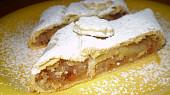 Jablkový závin (štrúdl) z jogurtového těsta