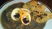 Jelení plec na víně, tymiánu, hříbkách a borůvkách