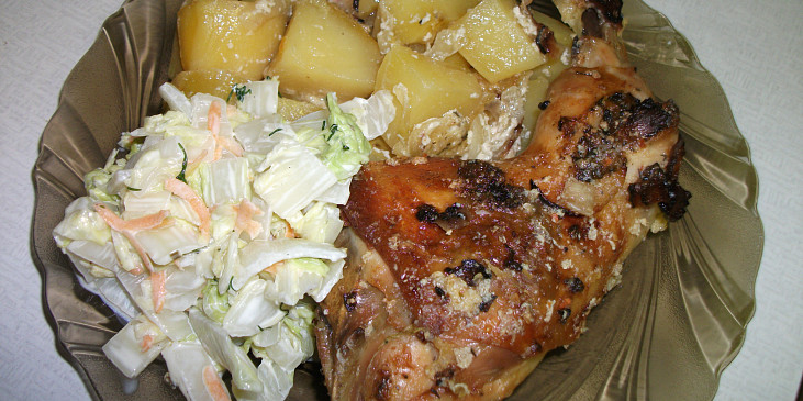 Kuře na česneku v bramborách (kuře s brambory a salátem z čínského zelí)