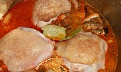 Kuře na smetaně s houbami a krupicovými noky (vložíme maso a koření a dáme do trouby)