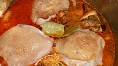 Kuře na smetaně s houbami a krupicovými noky, vložíme maso a koření a dáme do trouby