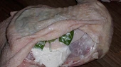 Kuřecí stehna s bylinkami a šunkou