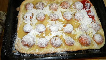 Kynuté buchty, plněné marmeládou, kynutá na plech