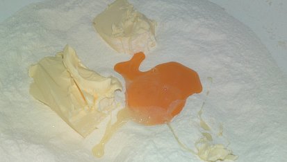 Kynutý hruškovo-makový koláč s mandlemi