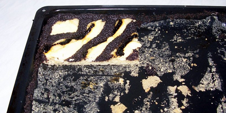 Kynutý pruhovaný koláč tří chutí (...chudák zbyteček na plechu...)